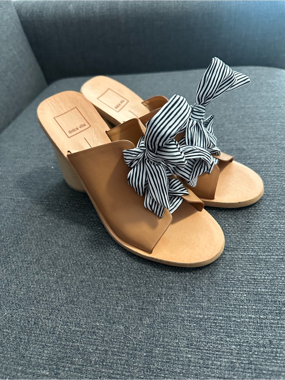 Dolce Vita Women's Tan Bow Block Heel Slide Sandals - Picture 3 of 7